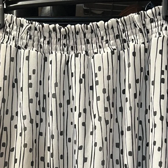 Chic Black and White Striped A-Line Skirt - Picture 3 of 3